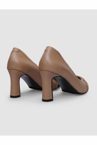 کفش پاشنه دار زنانه بژ 100% چرم اصل با جزئیات سگک بژ زنانه کابانی | 125056